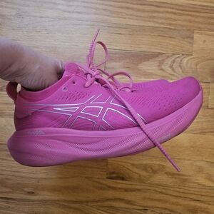 ASICS Women's Vibrant Pink GEL Nimbus 25 size 8.5